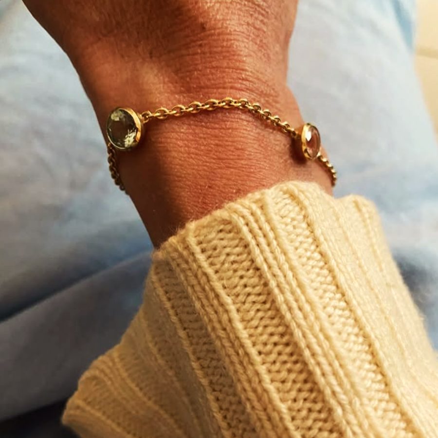 Armband mit Farbsteinen