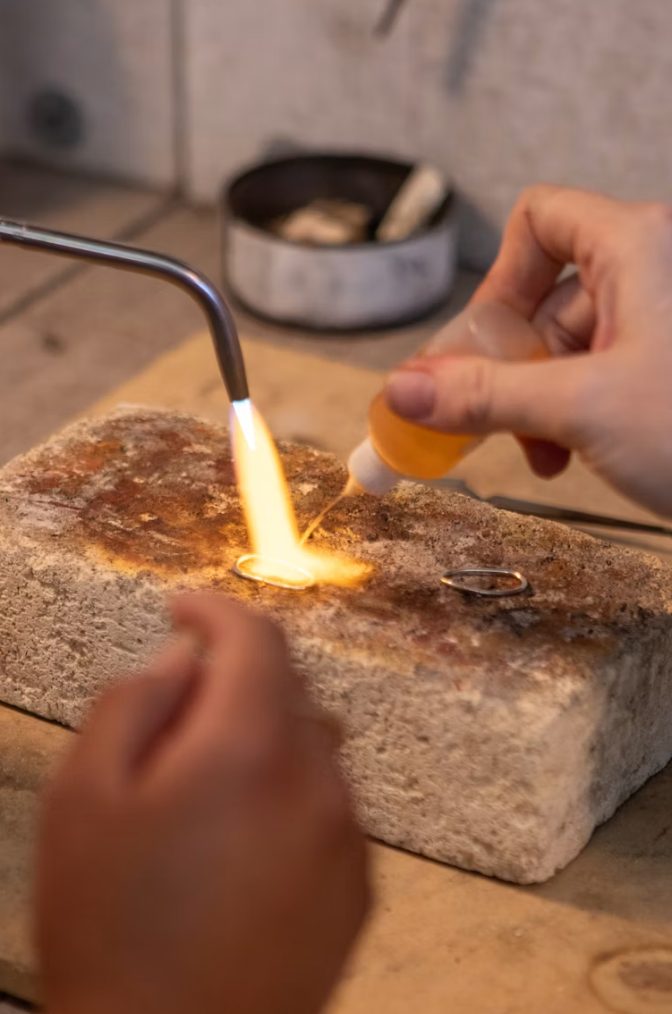 Lötarbeit an der Werkbank
