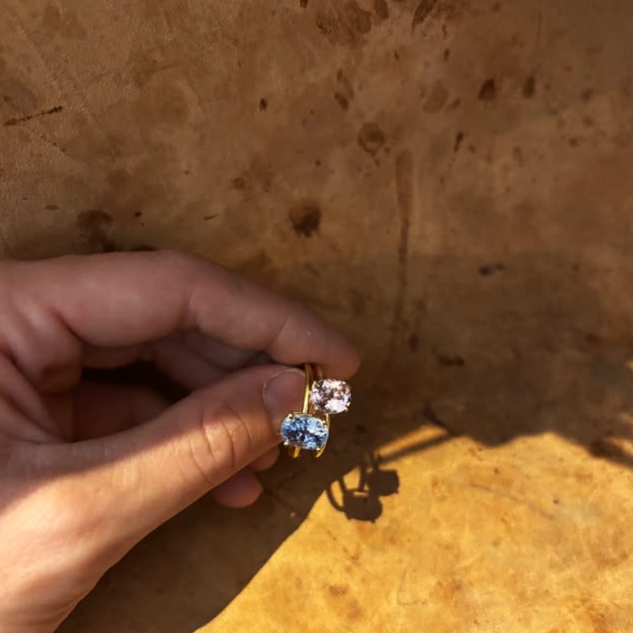 Zwei Ringe mit Farbsteinen